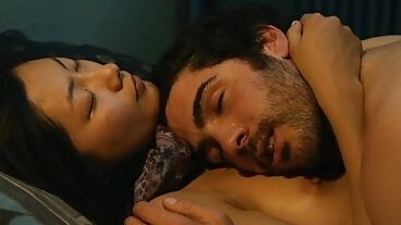 Сексуальные сцены в темной комнате в фильме Любовь и ссадины