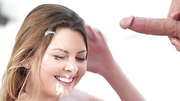 Прекрасная девица занялась сексом с огромным хуем и получила сперму на лицо