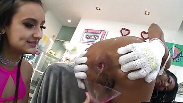 Трахнул огромным хреном телок в задницу и кончил внутрь