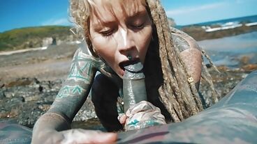 На берегу ручья татуированная милашка делает глубокий отсос