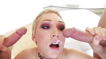 Блондинка с волосатой писткой трахается в МЖМ и получает сперму на лицо