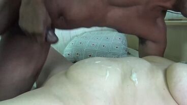 Похотливая матюра знатно потрахалась с негром и получила камшот на живот