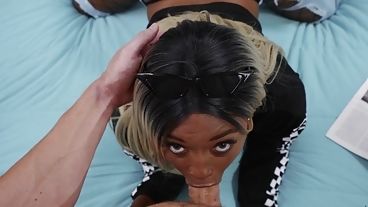 Молодая шоколадка затейливо берет в рот хуй бойфренда и порется раком