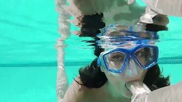 Подводный минет в бассейне выпросил у распутной красавицы