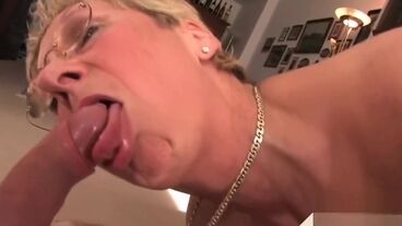 Оттрахал на ковре сисястую матюру и кончил в рот