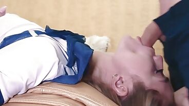 Девушка выдоила сперму на маленькиую грудь после домашнеих потрахушек