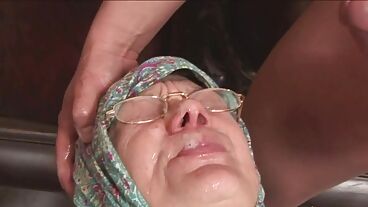 Бабка получила сперму в рот после горячего порква на полу