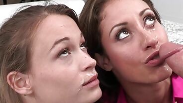 Чувак кончил на лица любовницы и ее старшей подруги