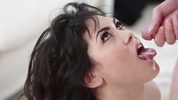 Чувак вогнал в задницу толстый хуй а потом кончил в рот привлекательной подруги