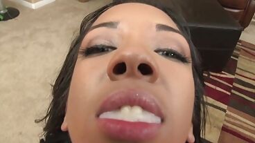 Молодая латинка знатно пососала и получила полный рот спермы