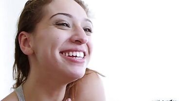 Выебал красотку на туалетном столике и кончил в рот