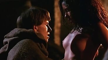 Монах увидел дойки сексуальной девушки в фильме Имя розы