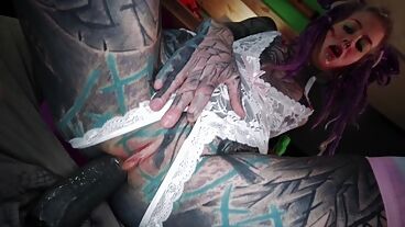 Раскрашенная шлюшка в татуировках берет в рот огромный хрен и седлает его